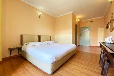 Hotel Oyo 90169 The Grand  2