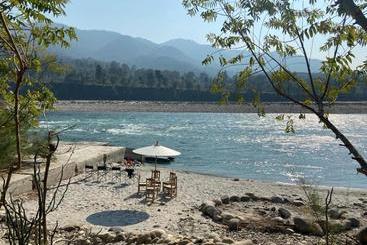 Отель Lushy Days Boom Camp