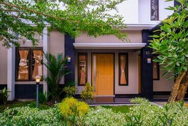 בית מלון כפרי Grand Villa Meninting By Oyo Rooms