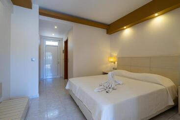 בית מלון כפרי Kamari Beach