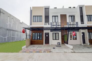 Hotel Oyo 90215 Ada Residence