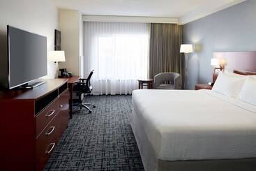 هتل Fairfield Inn & Suites By Marriott Montreal Airport