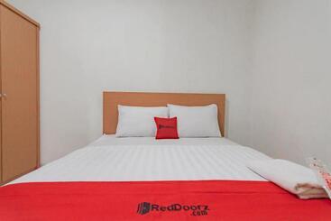 Reddoorz Syariah At Hotel Tiga Er Near Karawang Central Plaza