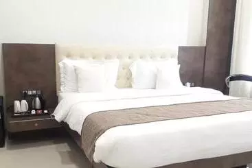 Hotel Dewdrop Yashraj
