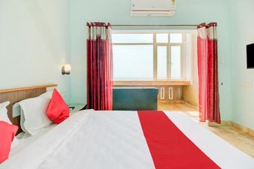 בית מלון כפרי Oyo 79417 Cherai Blue Beach Resort