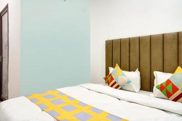 Hotel Oyo 79099 Flagship  Blue Supphire