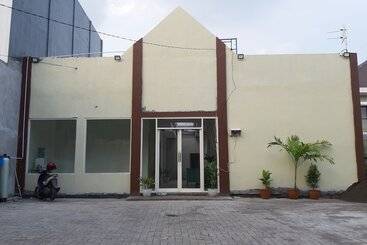 Hotel Reddoorz Near Alun Alun Sidoarjo