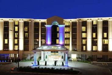 هتل Holiday Inn & Suites Montreal Airport, An Ihg