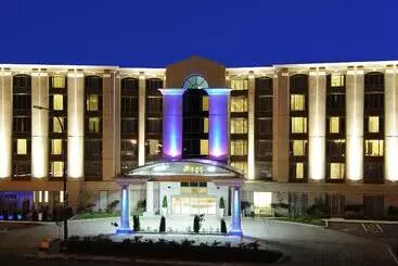 هتل Holiday Inn & Suites Montreal Airport, An Ihg