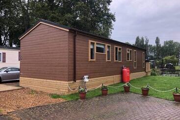 Hotelli Beautiful And Tranquil Lakeside Lodge   Sleeps 5