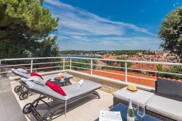 کلبه Beautiful Deluxe Villa With Sea View, Located In The Center Of  Rovinj