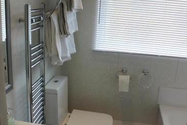 Aamiaismajoitus (B&B) Grosvenor House   Onsite Free Parking