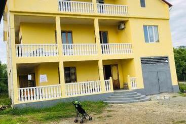 Pension Yellow House In The Makhinjauri