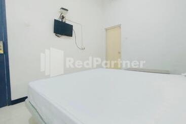 Otel Almeira Homestay Syariah Near Makam Sunan Ampel Mitra Reddoorz