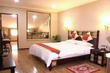 Hotel Gold Lampstand Garden Holiday