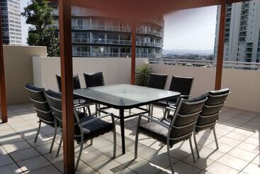 아파트 Trilogy Surfers Paradise