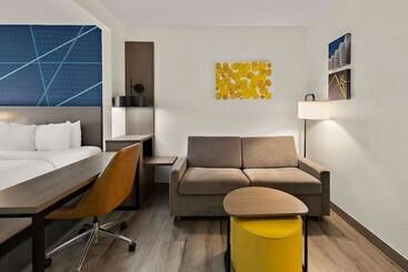 هتل Comfort Suites Columbus East Broad