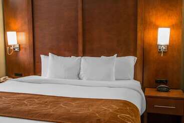 Отель Comfort Suites