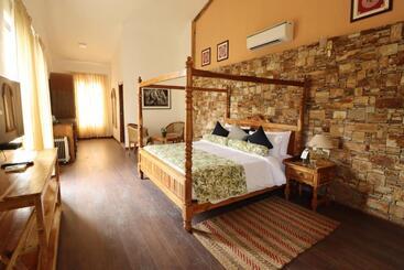 אתר נופש Tree Of Life Vanvilas Riveredge Corbett