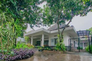 Hotel Oyo 3371 Omah Saras Family