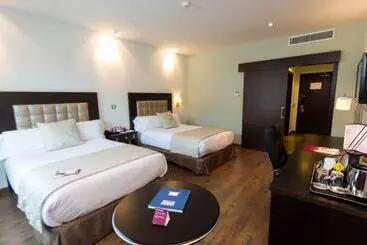 Отель Crowne Plaza Madrid Airport