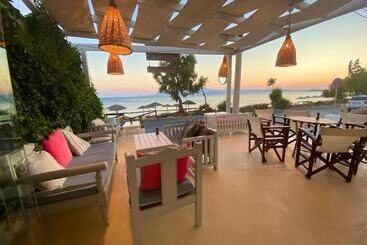 בית מלון כפרי Manios Suites