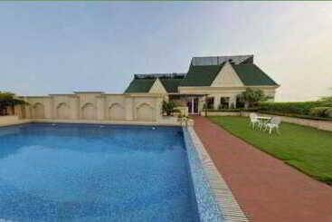 בית מלון כפרי Savoy Suites Noida