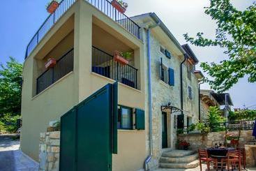 Vibrant Cottage With Fenced Garden And Pool Near Porec And Beach