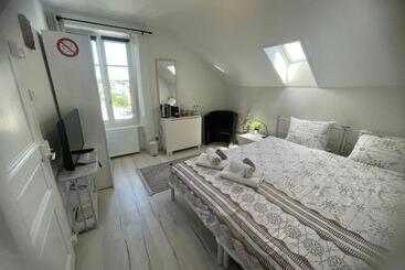 بنسيون La Maison Bleue à 2 Pas Du Lac Du Neuchâtel