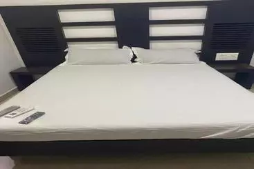 Hotel Vaccinated Staff  Oyo 80960 Seaside Regency