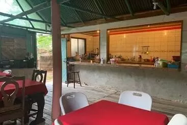 ペンション Indigenous Drake Cabins