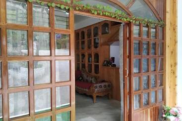 בית מלון כפרי Zimin Ziro