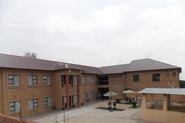 בית מלון כפרי Meet Mekaar Resorts Nquthu