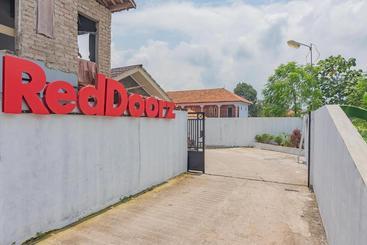 Panzió Reddoorz Syariah @ Tambak Mekar Street Subang