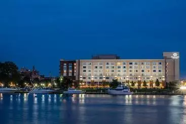 Szálloda Doubletree By Hilton Bay City Riverfront