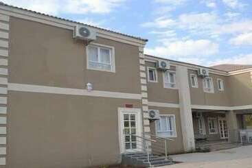 هتل South Court Inn