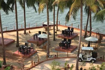 ホテル Cambay Palm Lagoon Kollam