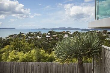 Отель Tahi Lodge  Matakana Coast