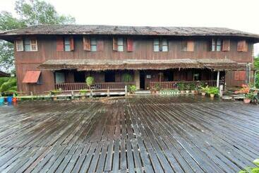 בית מלון כפרי Oyo 90328 Lamin Dana Cultural Lodge