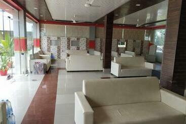 فندق Oyo 82476 Royal Garden