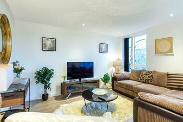 בית מלון כפרי 2 Bed Property Close To Heathrow Airport