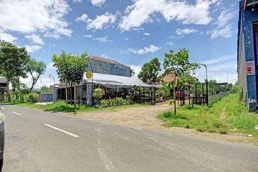 Hotel Spot On 90742 Kinanthy Homestay Syariah