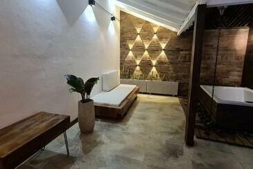 בית מלון כפרי All Natural Glamping