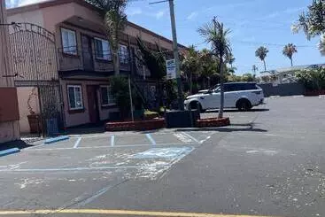 Hotelli Super 8 By Wyndham Oceanside Downtown