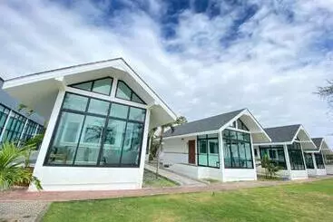 Hotelli Rattana Pura Beach Resort