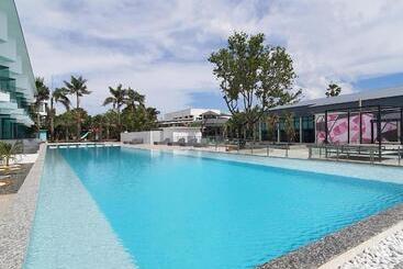 酒店 Rattana Pura Beach Resort