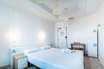 פונדק Safestay Calpe Seafront