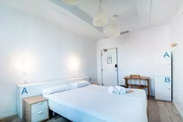 פונדק Safestay Calpe Seafront