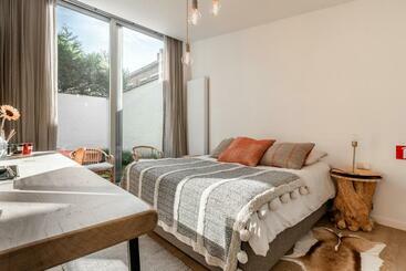 تختخواب و صبحانه Alliance Garden Room