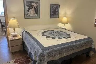 Hotelli Creekside Downtown Vacation Suites, Only Adults 25 Or Older